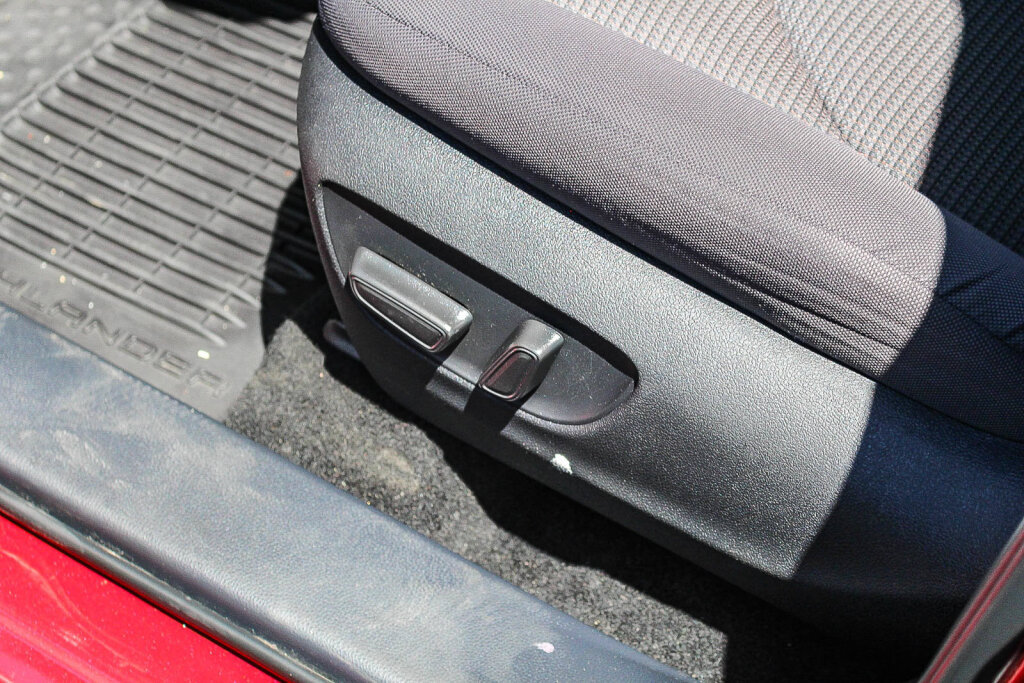 Used 2025 Toyota Highlander LE FWD image 12