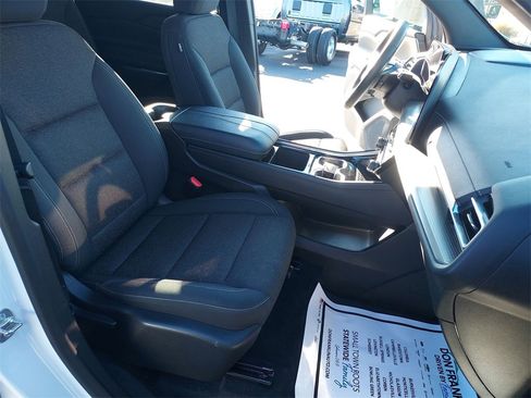 Used 2025 Chevrolet Traverse LT image 30