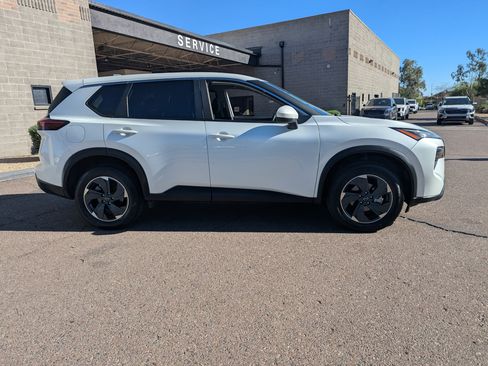 Used 2024 Nissan Rogue SV image 2