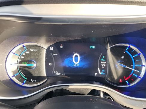 Used 2023 Chrysler Pacifica Limited w/ Uconnect Theater Family Group image 27