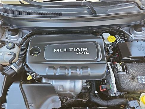 Used 2018 Jeep Cherokee Latitude Plus w/ Cold Weather Group AWD/4WD image 28