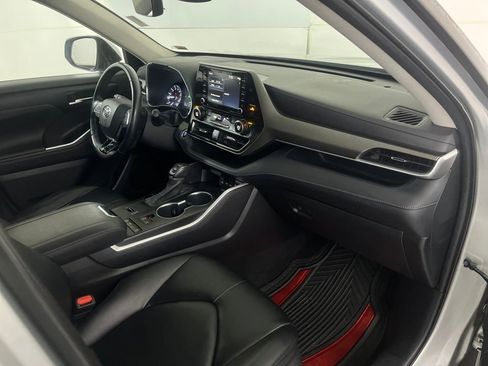 Used 2020 Toyota Highlander XLE image 23