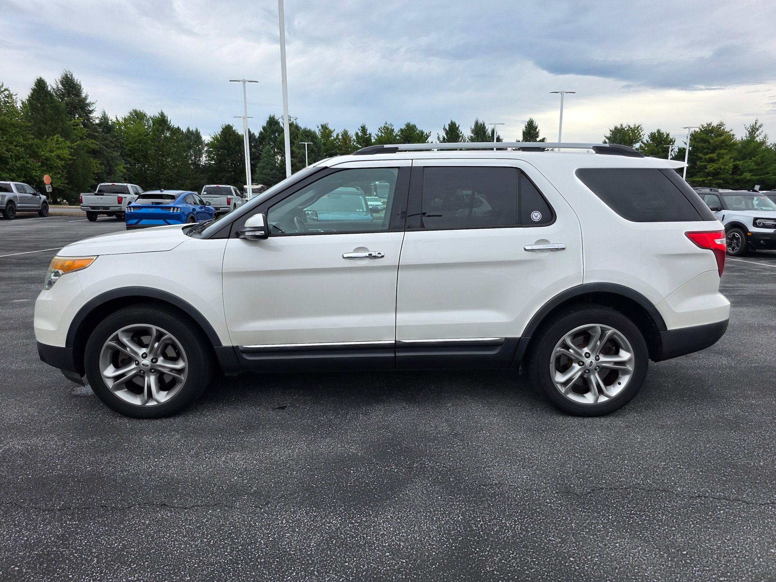 Used 2014 Ford Explorer Limited w/ Equipment Group 301A AWD/4WD image 2