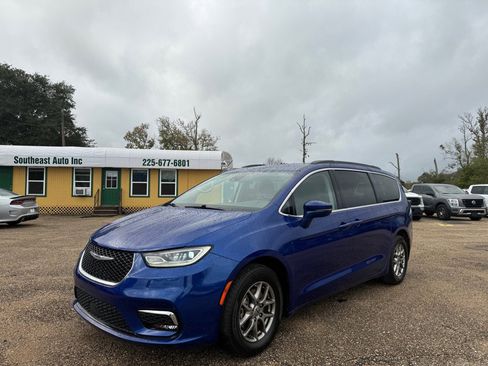 Used 2021 Chrysler Pacifica Touring image 2