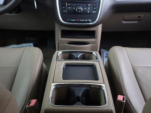Used 2014 Chrysler Town & Country Touring FWD image 30