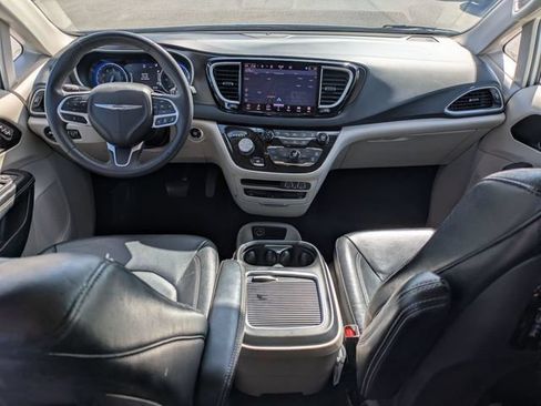 Used 2022 Chrysler Pacifica Touring-L w/ Uconnect Theater Family Group FWD image 26