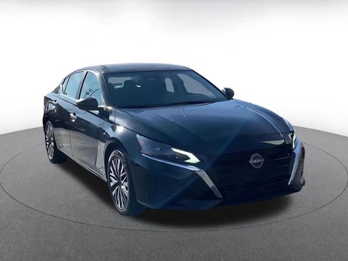 Used 2025 Nissan Altima 2.5 SV image 3