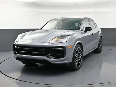 Certified 2025 Porsche Cayenne Turbo AWD/4WD image 10