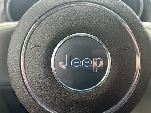 Used 2011 Jeep Grand Cherokee Overland image 21