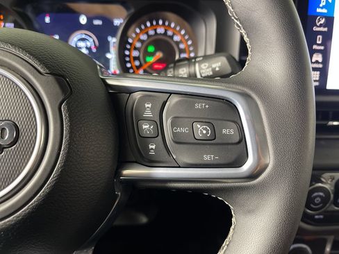 Used 2025 Jeep Wrangler Unlimited Sahara AWD/4WD image 27