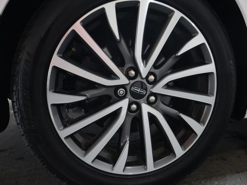 Used 2020 Lincoln Continental AWD w/ Premium Package image 32