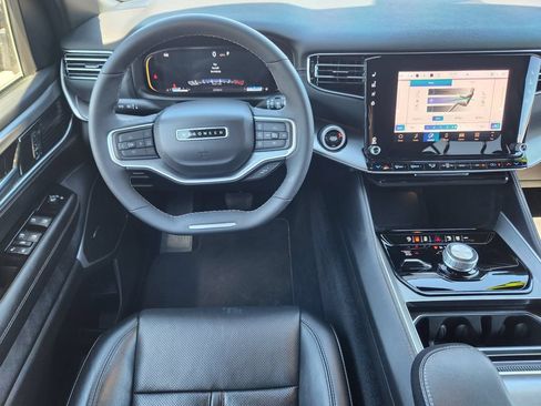 Used 2025 Jeep Wagoneer 4WD image 22