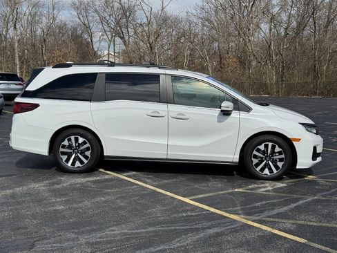 Certified 2025 Honda Odyssey EX-L image 3