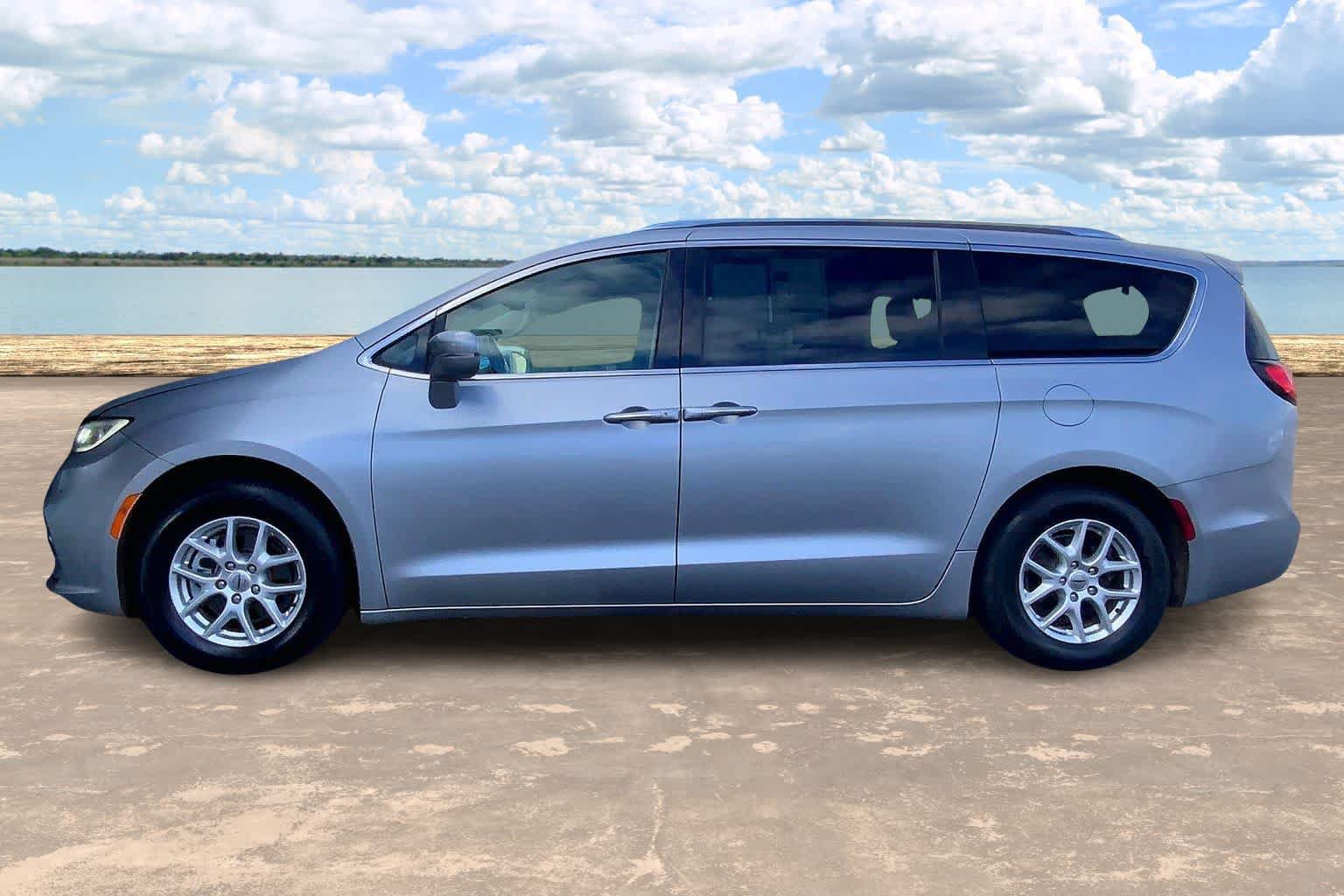 Used 2021 Chrysler Pacifica Touring-L FWD image 3
