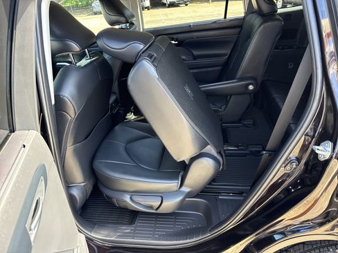 Used 2021 Toyota Highlander XLE FWD image 14