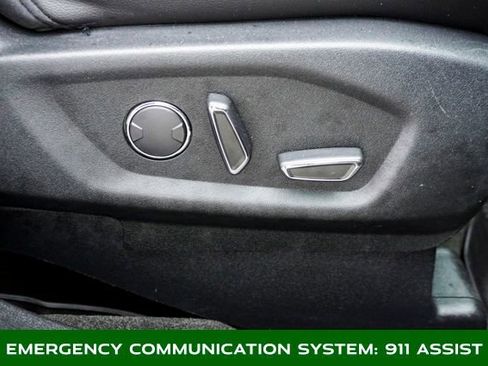 Used 2018 Ford Explorer XLT w/ XLT Appearance Package image 5