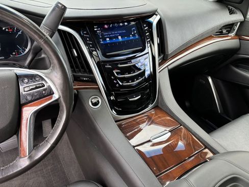 Used 2019 Cadillac Escalade Premium Luxury image 25