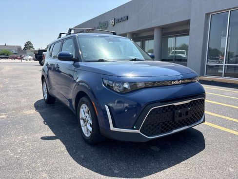 Used 2025 Kia Soul LX w/ LX Technology Package FWD image 3