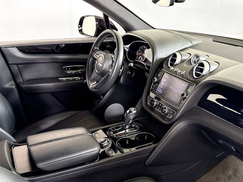 Used 2019 Bentley Bentayga image 33