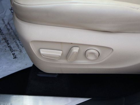 Used 2023 Toyota Highlander XLE FWD image 13
