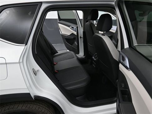 Certified 2025 Volkswagen Taos SE image 30