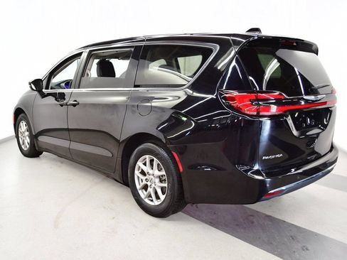 Used 2024 Chrysler Pacifica Touring-L FWD image 23