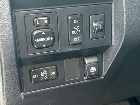 Used 2017 Toyota Tundra SR5 w/ SR5 Upgrade Package RWD image 26