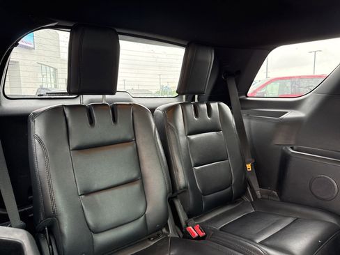 Used 2016 Ford Explorer XLT w/ Equipment Group 202A FWD image 9
