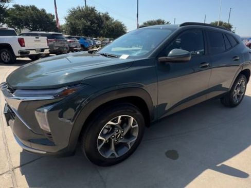 Used 2025 Chevrolet Trax LT FWD image 4