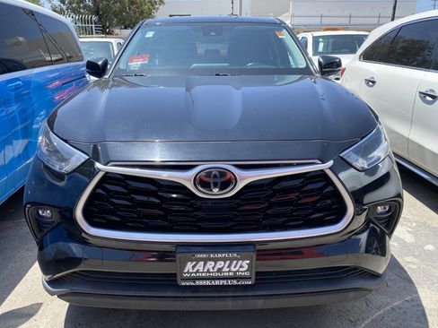 Used 2021 Toyota Highlander LE FWD image 3