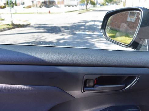 Used 2024 Toyota Highlander LE image 12