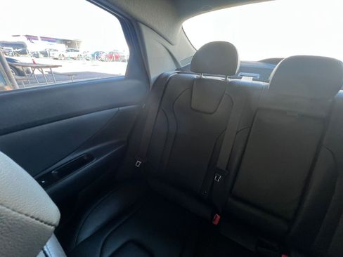 Used 2025 Hyundai Elantra Limited image 39