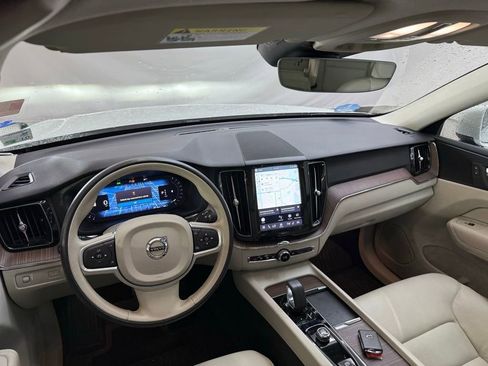 Used 2022 Volvo XC60 B5 Momentum w/ Protection Package Premier FWD image 10