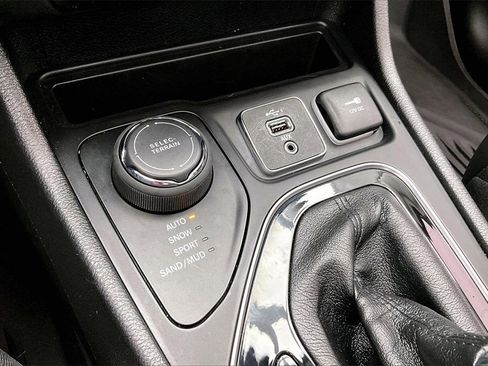 Used 2021 Jeep Cherokee Limited w/ Elite Package image 32