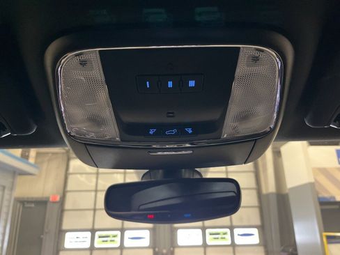 Used 2018 Jeep Grand Cherokee Laredo image 30