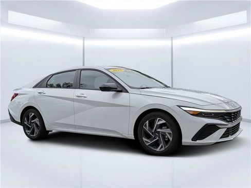 Used 2025 Hyundai Elantra Sport FWD image 1