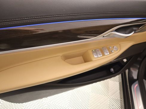 Used 2022 BMW 740i w/ Premium Package image 17