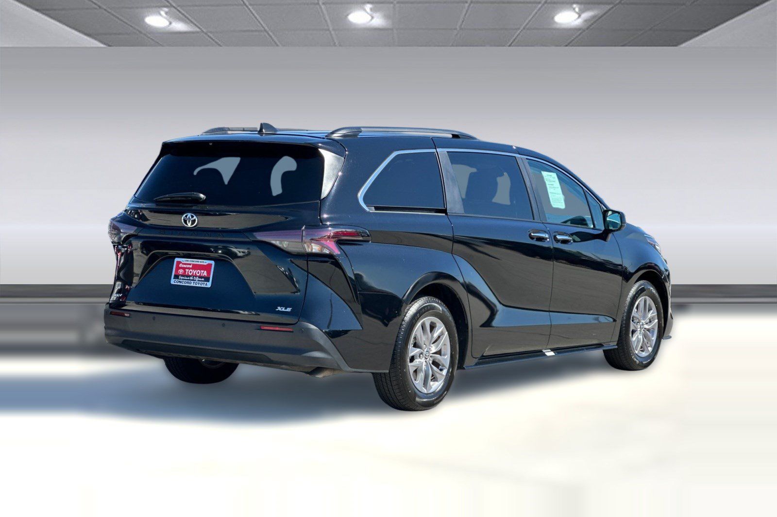 Used 2026 Toyota Sienna XLE FWD image 8