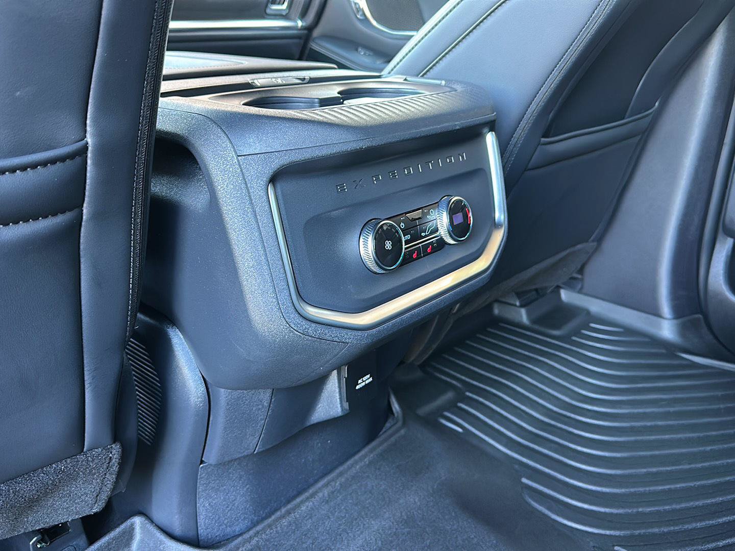 Certified 2025 Ford Expedition Platinum w/ Stealth Appearance Package AWD/4WD image 24