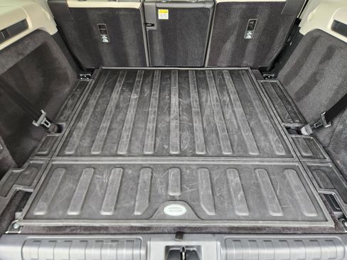 Certified 2025 Land Rover Discovery S image 36