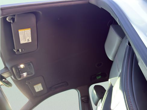 Used 2023 Chevrolet Traverse RS FWD image 15