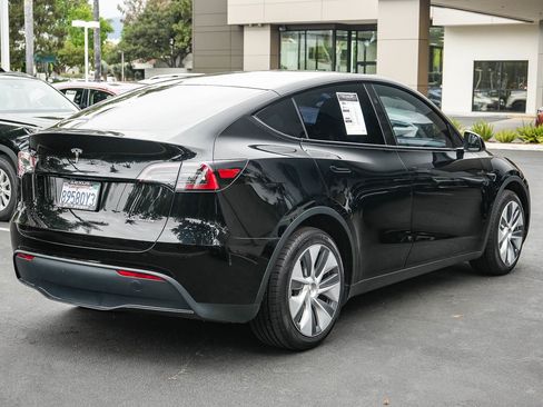 Used 2024 Tesla Model Y Long Range AWD/4WD image 6