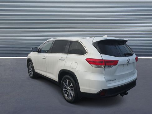 Used 2019 Toyota Highlander AWD V6 image 4