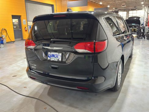 Used 2023 Chrysler Voyager LX image 5