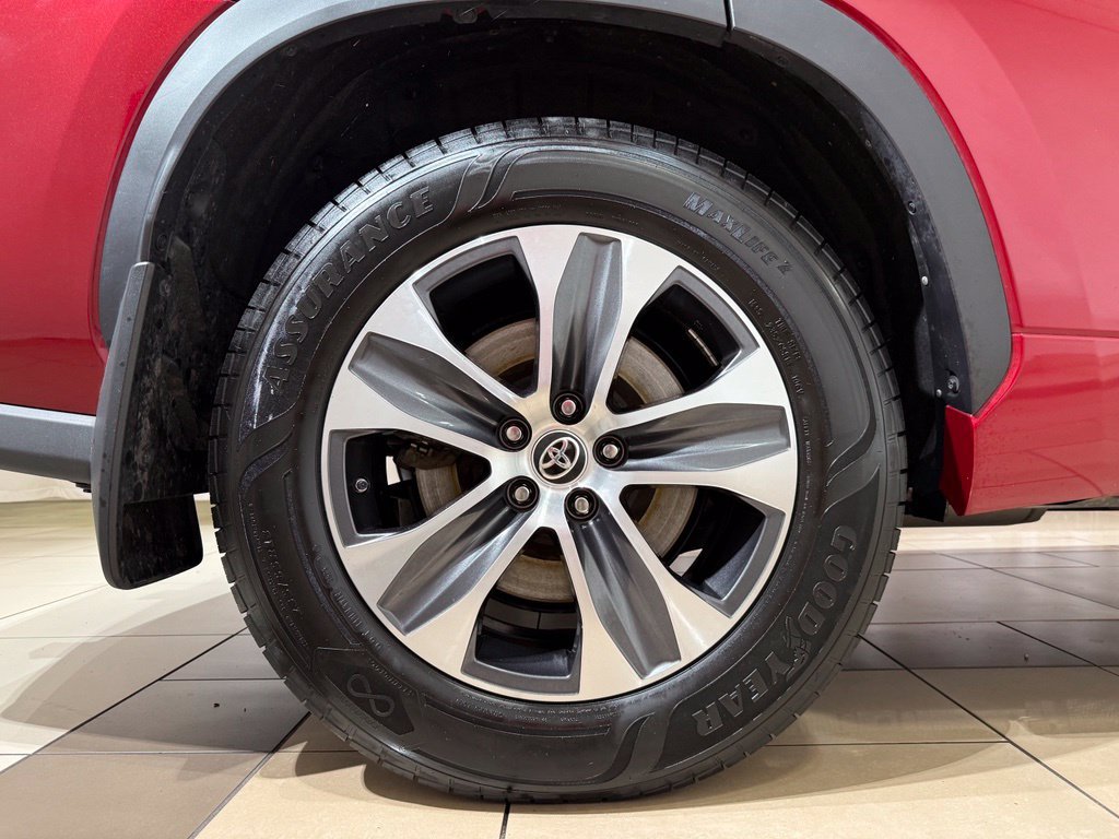 Used 2022 Toyota Highlander XLE AWD/4WD image 9