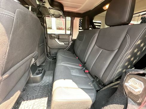 Used 2017 Jeep Wrangler Unlimited Rubicon w/ Connectivity Group AWD/4WD image 4