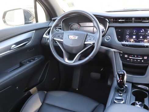 Used 2025 Cadillac XT6 Luxury image 12