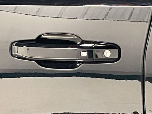 Used 2023 Chevrolet Colorado Z71 w/ Z71 Convenience Package 2 image 18