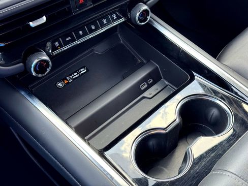 Used 2025 Chevrolet Suburban Z71 image 26