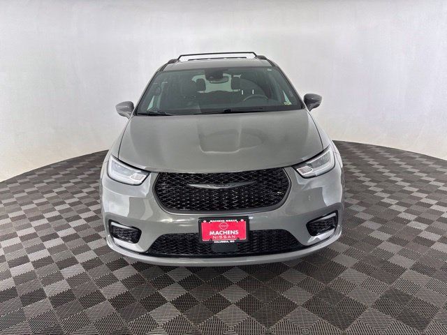 Used 2021 Chrysler Pacifica Touring w/ S Appearance Package FWD image 2